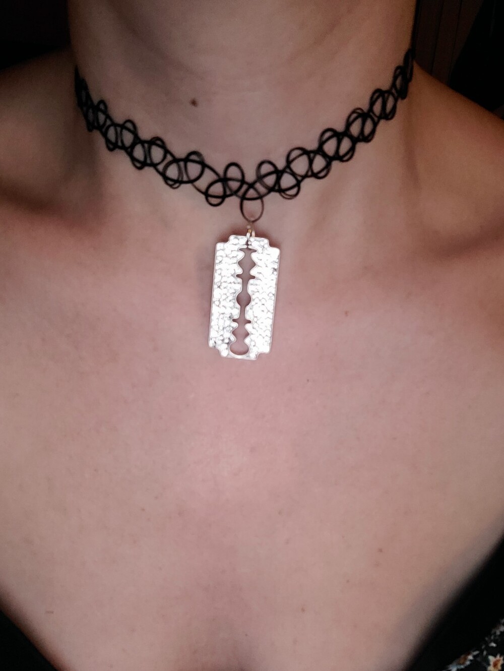 Rhinestone Razor Choker - Picture 5 of 6